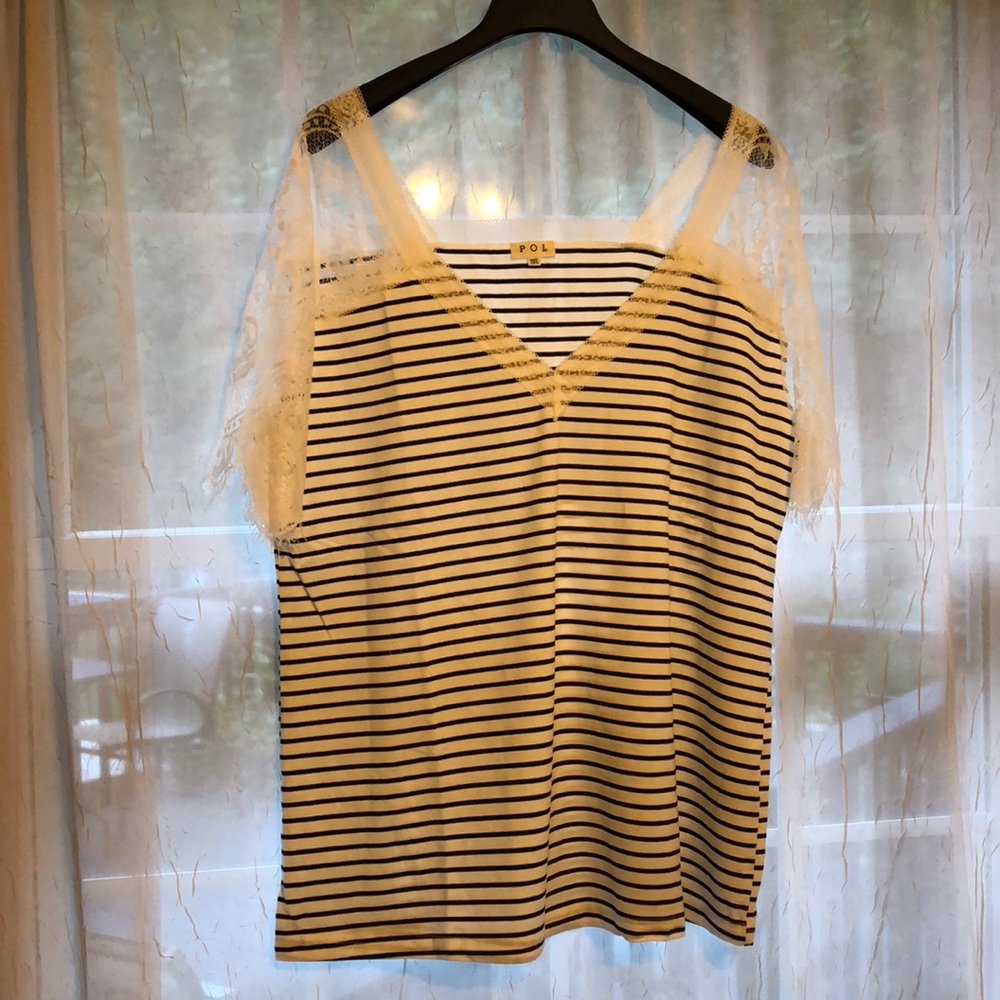 BN gorgeous top with lace sleeves